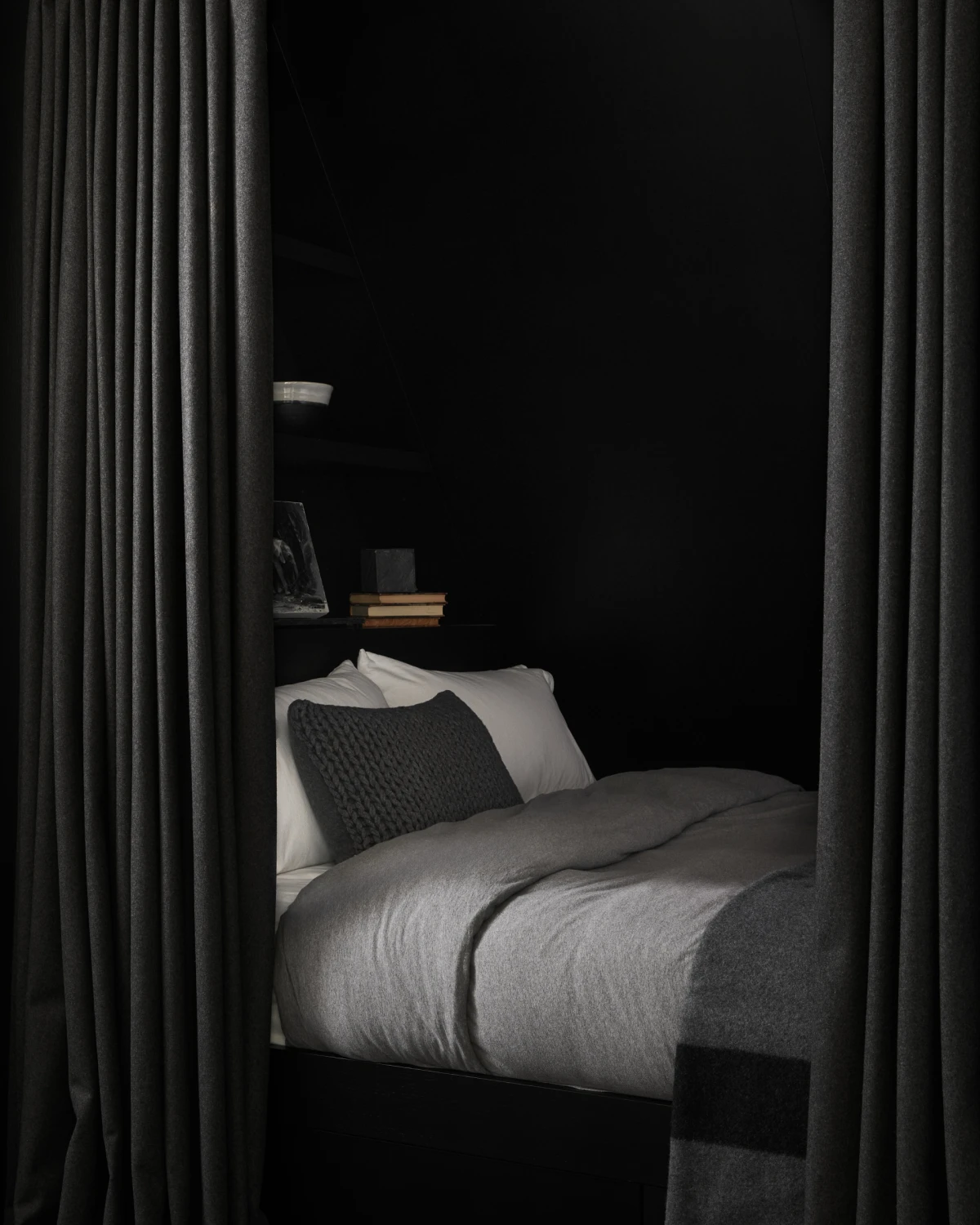 Tamne nijanse domu daju snažniji karakter, a ovaj stan to savršeno prikazuje