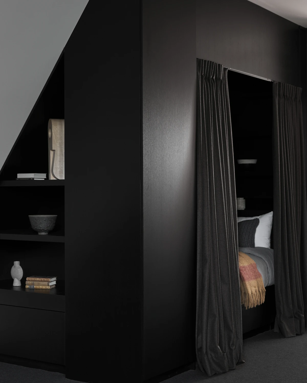 Tamne nijanse domu daju snažniji karakter, a ovaj stan to savršeno prikazuje