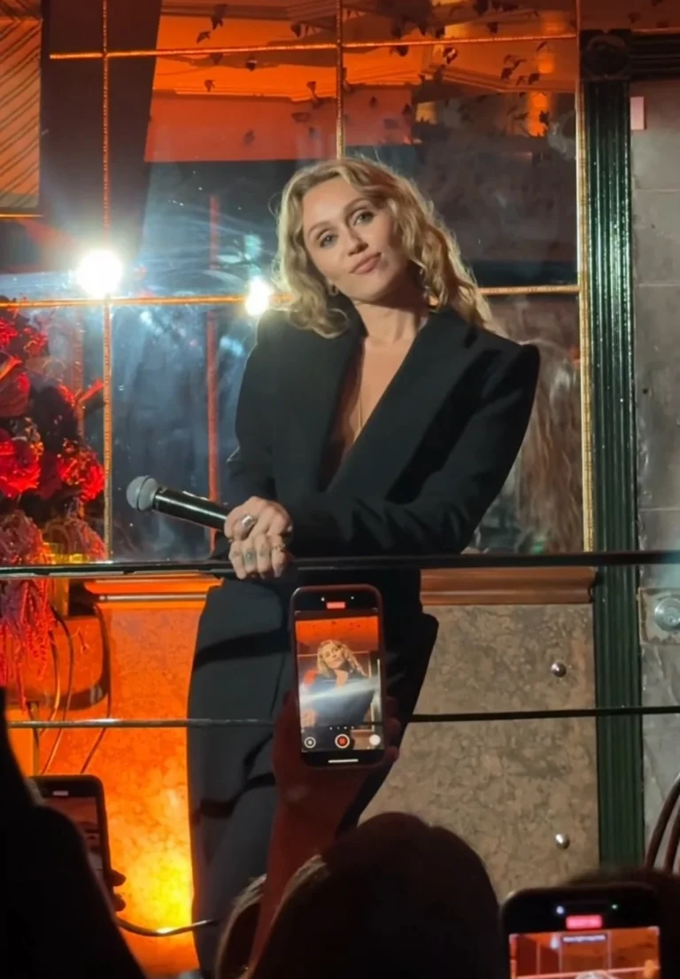 Look dana: Miley Cyrus u odvažnom Mugler odijelu | ELLE