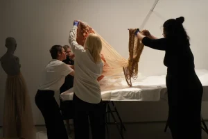 Stiže nova izložba s rijetkim Alexander McQueen komadima | ELLE