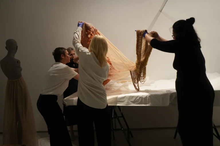 Stiže nova izložba s rijetkim Alexander McQueen komadima | ELLE