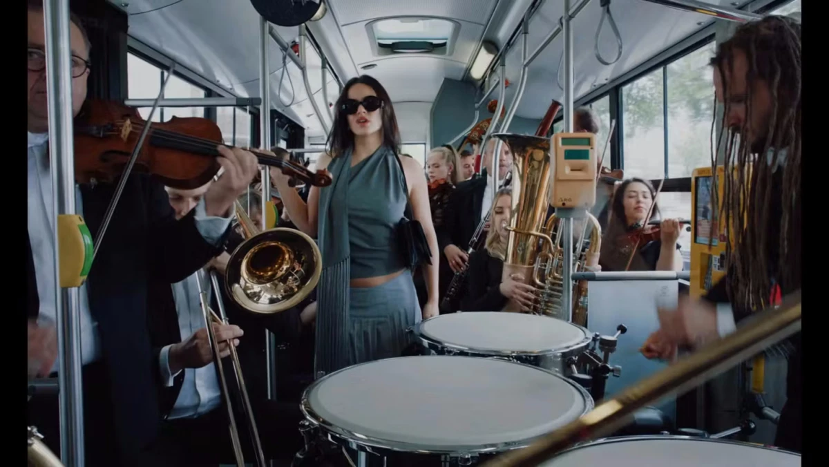 Rosalia u novom spotu nosi jako dobre vintage komade