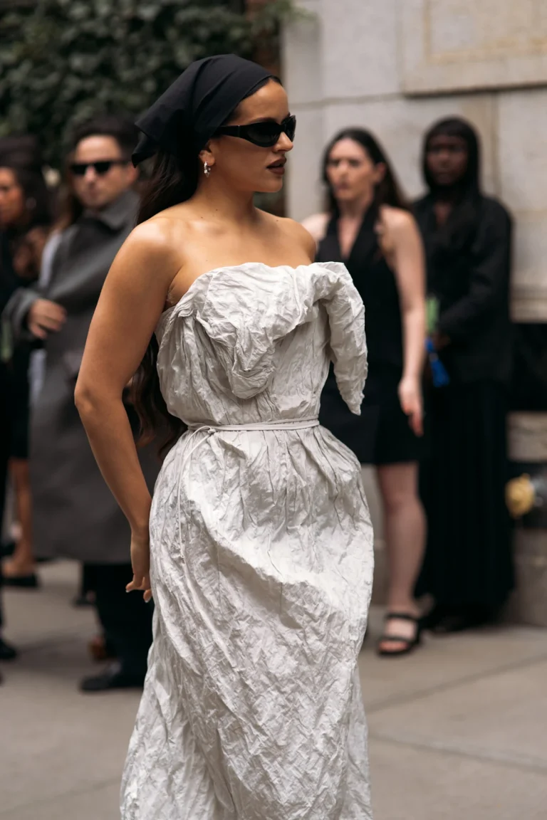 Rosalia u novom spotu nosi jako dobre vintage komade | ELLE