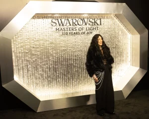 Cher je izgledala fantastično na otvorenju Swarovski izložbe | ELLE