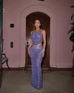 Zbog ove kombinacije Kim Kardashian sve što želimo nositi jesu ljubičaste šljokice