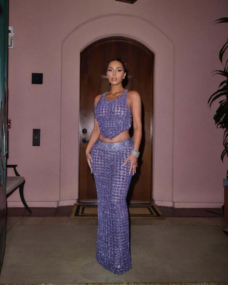 Zbog ove kombinacije Kim Kardashian sve što želimo nositi jesu ljubičaste šljokice