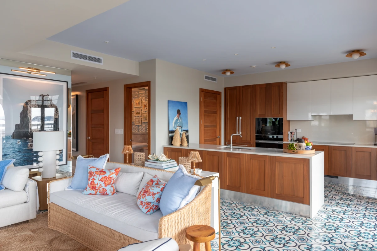 Ovaj renovirani dom s pogledom na Tihi ocean oduševio nas je posebnim mediteranskim tkaninama i detaljima