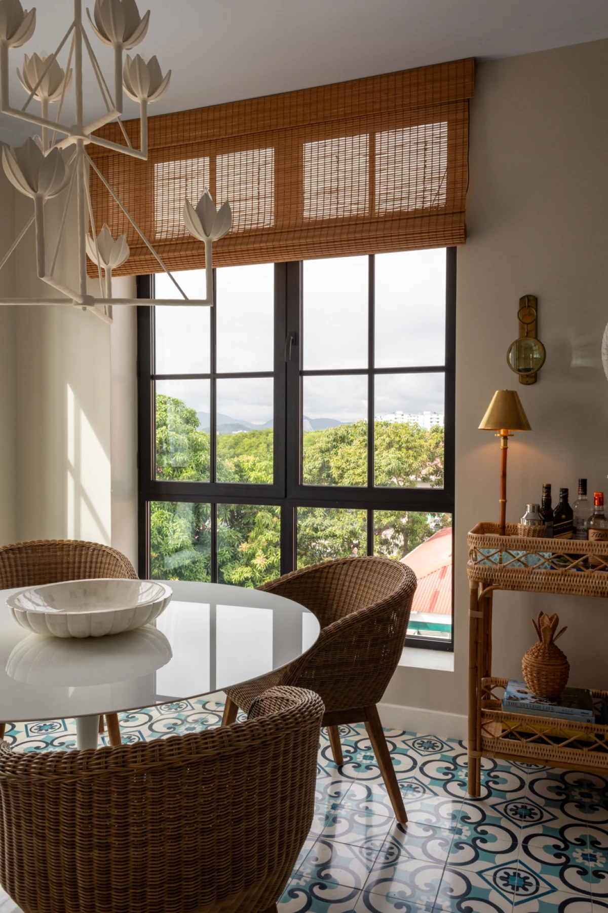 Ovaj renovirani dom s pogledom na Tihi ocean oduševio nas je posebnim mediteranskim tkaninama i detaljima