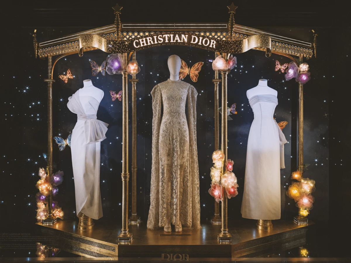 Dior nas je ponovo osvojio čarobnim božićnim izlogom u Parizu