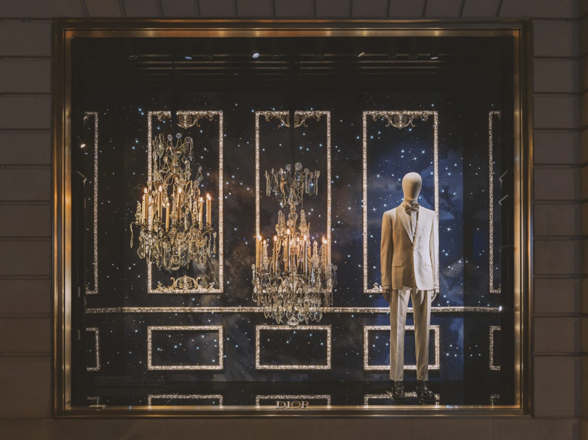Dior nas je ponovo osvojio čarobnim božićnim izlogom u Parizu