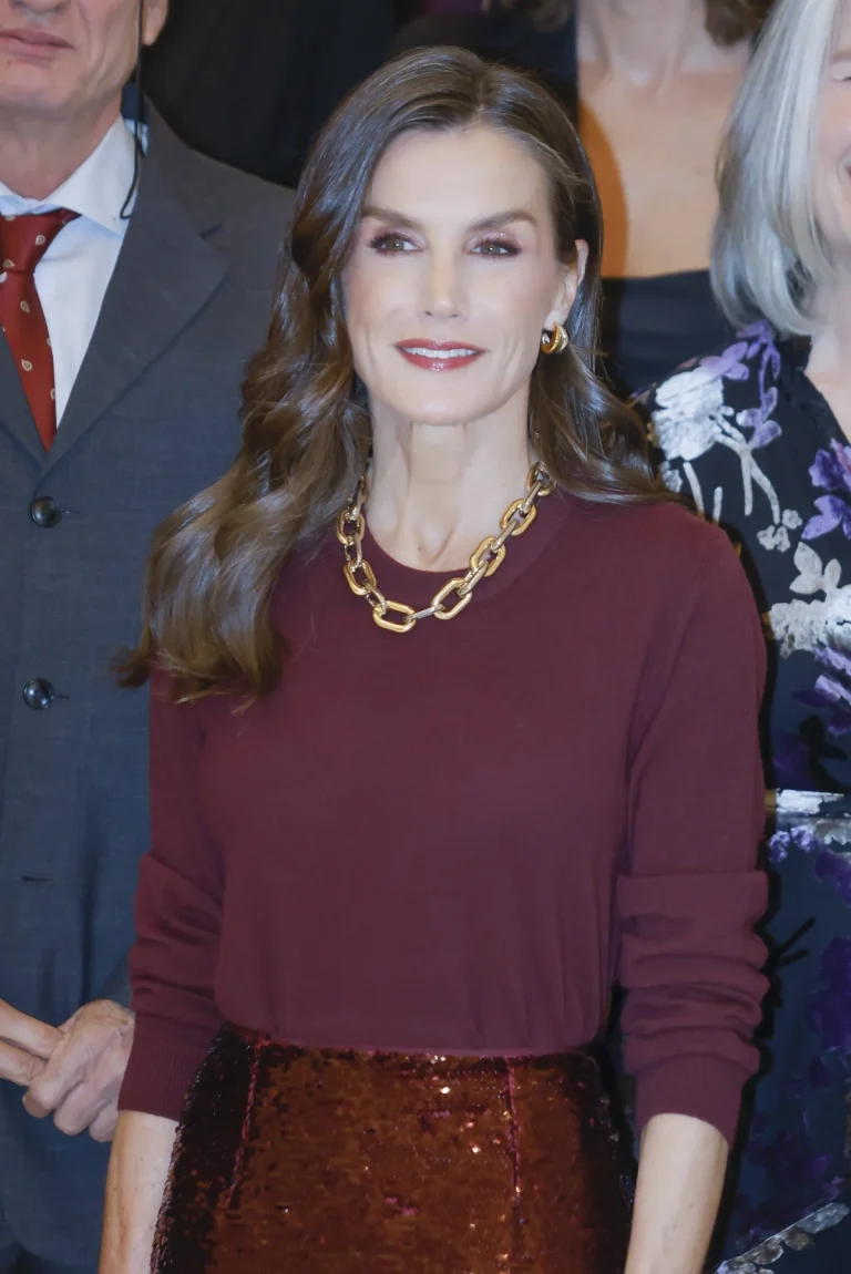 Steal the Look: Kraljica Letizia zablistala je u bordo kombinaciji od glave do pete