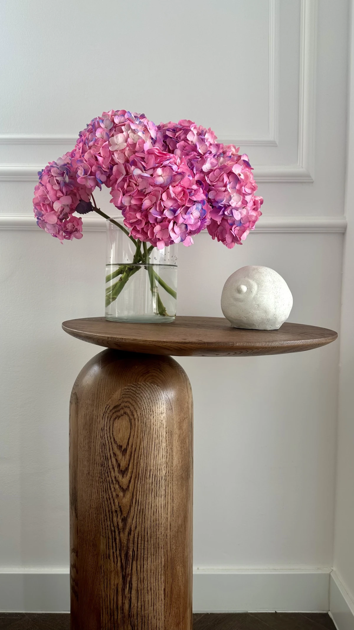 IReneee: Art stolovi, atmosfera i skulpture koje prostor pretvaraju u umjetnost