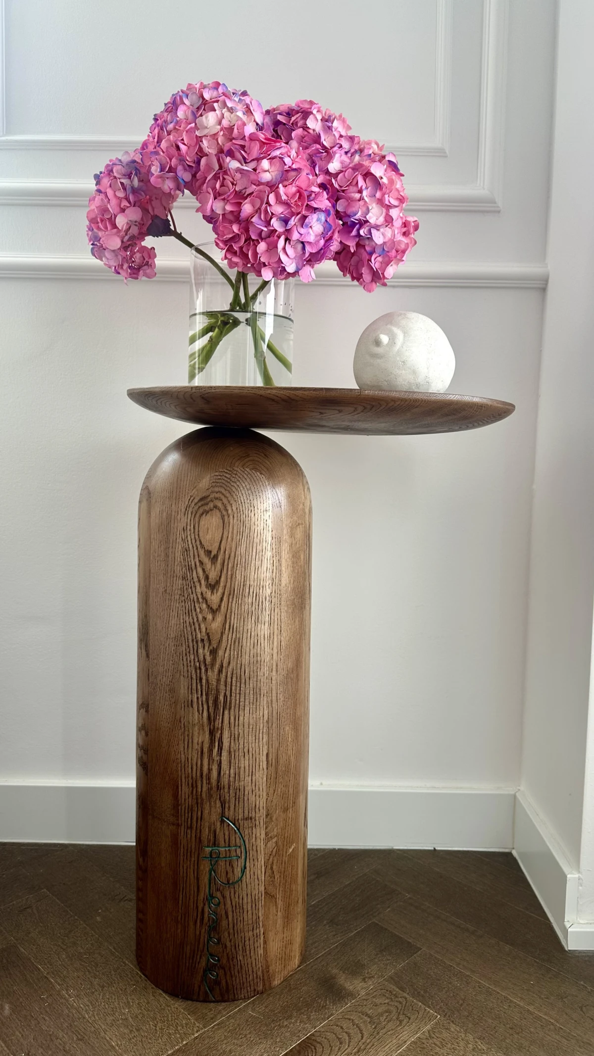 IReneee: Art stolovi, atmosfera i skulpture koje prostor pretvaraju u umjetnost