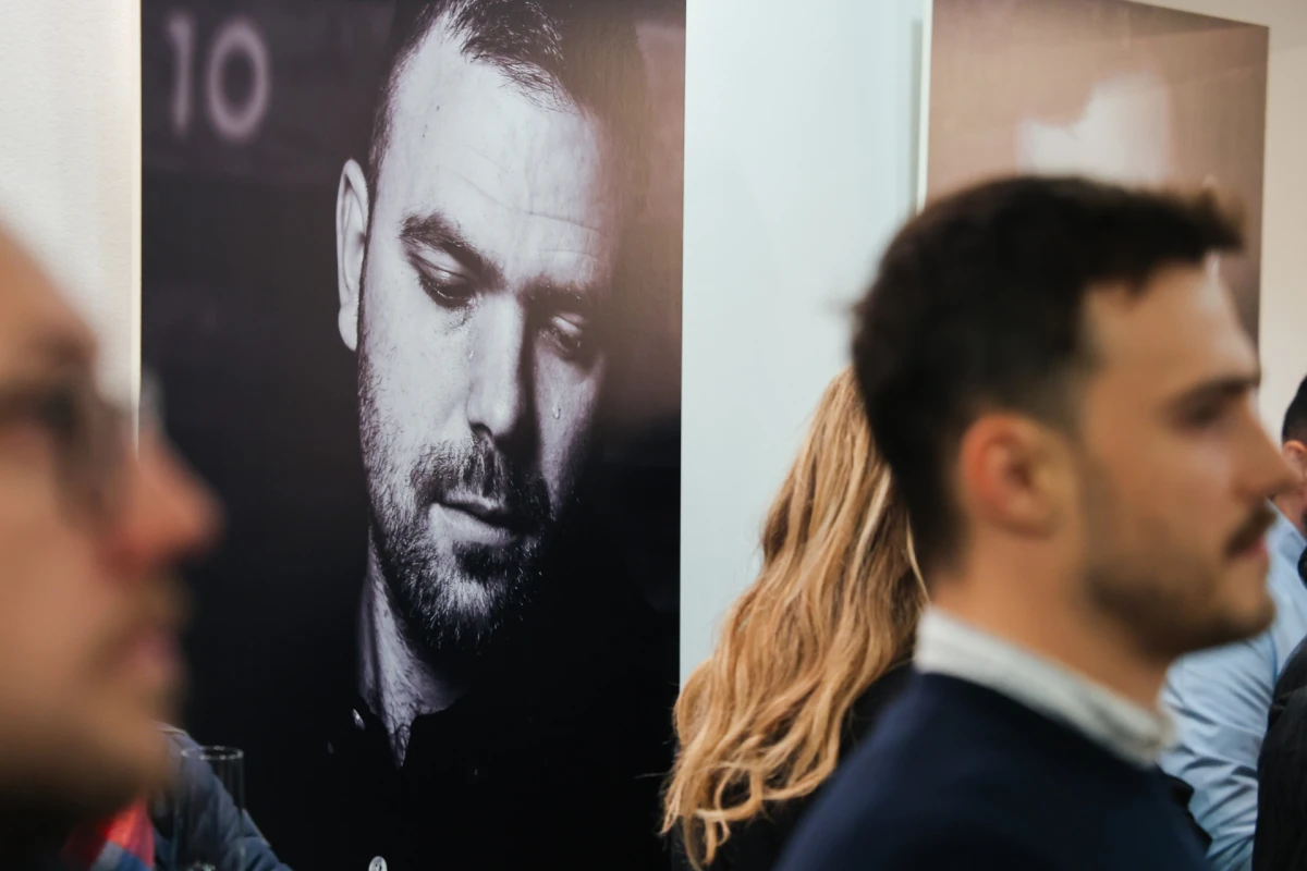 Izložba fotografija koja razbija predrasude: Otvorena je „Muška strana priče”