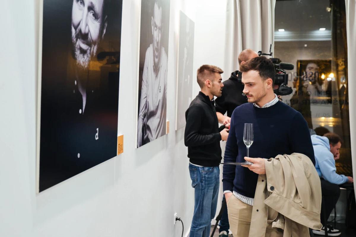 Izložba fotografija koja razbija predrasude: Otvorena je „Muška strana priče”