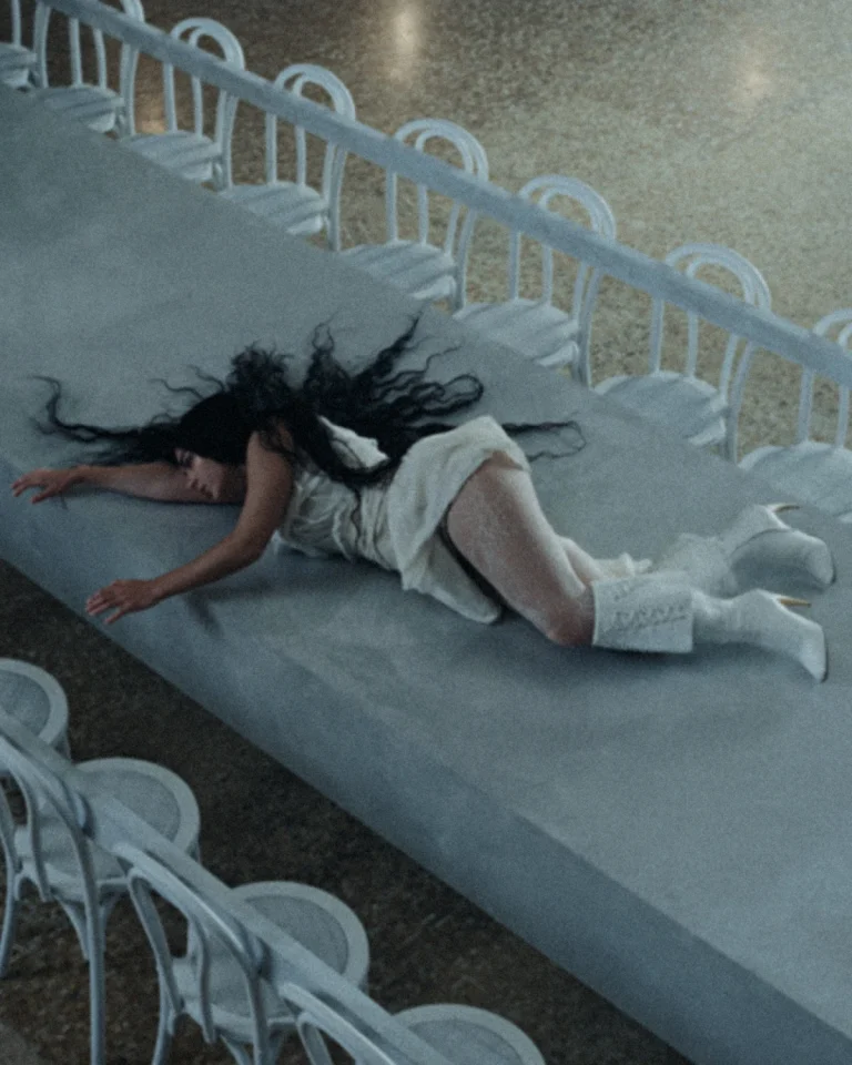 Charli XCX oduševila nas je hit McQueen čizmama u novom spotu