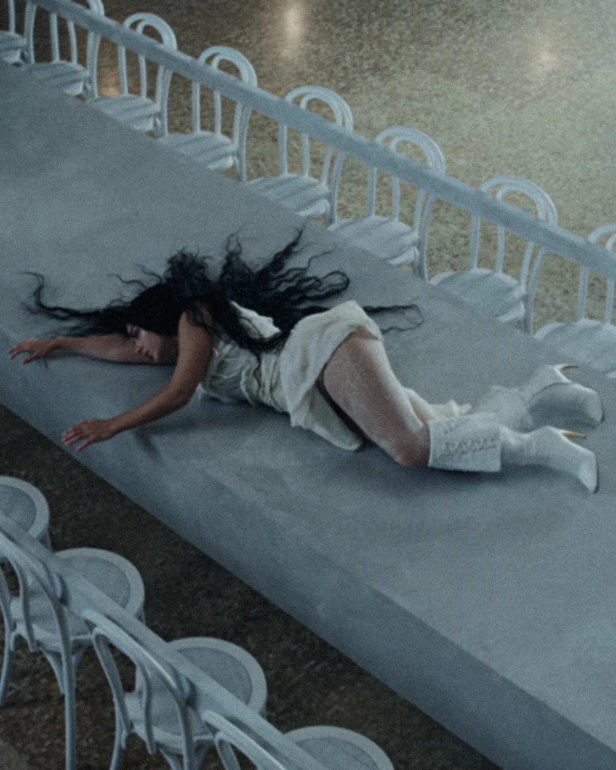 Charli XCX oduševila nas je hit McQueen čizmama u novom spotu