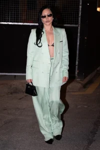 Look dana: Lady Gaga u Tom Ford odijelu (ne)očekivane boje | ELLE