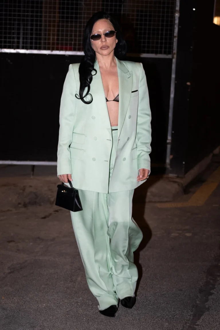 Look dana: Lady Gaga u Tom Ford odijelu (ne)očekivane boje | ELLE