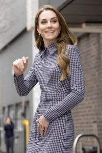 Princeza Kate Middleton voli ponavljati modne kombinacije, a ponovila je trendi kariranu haljinu