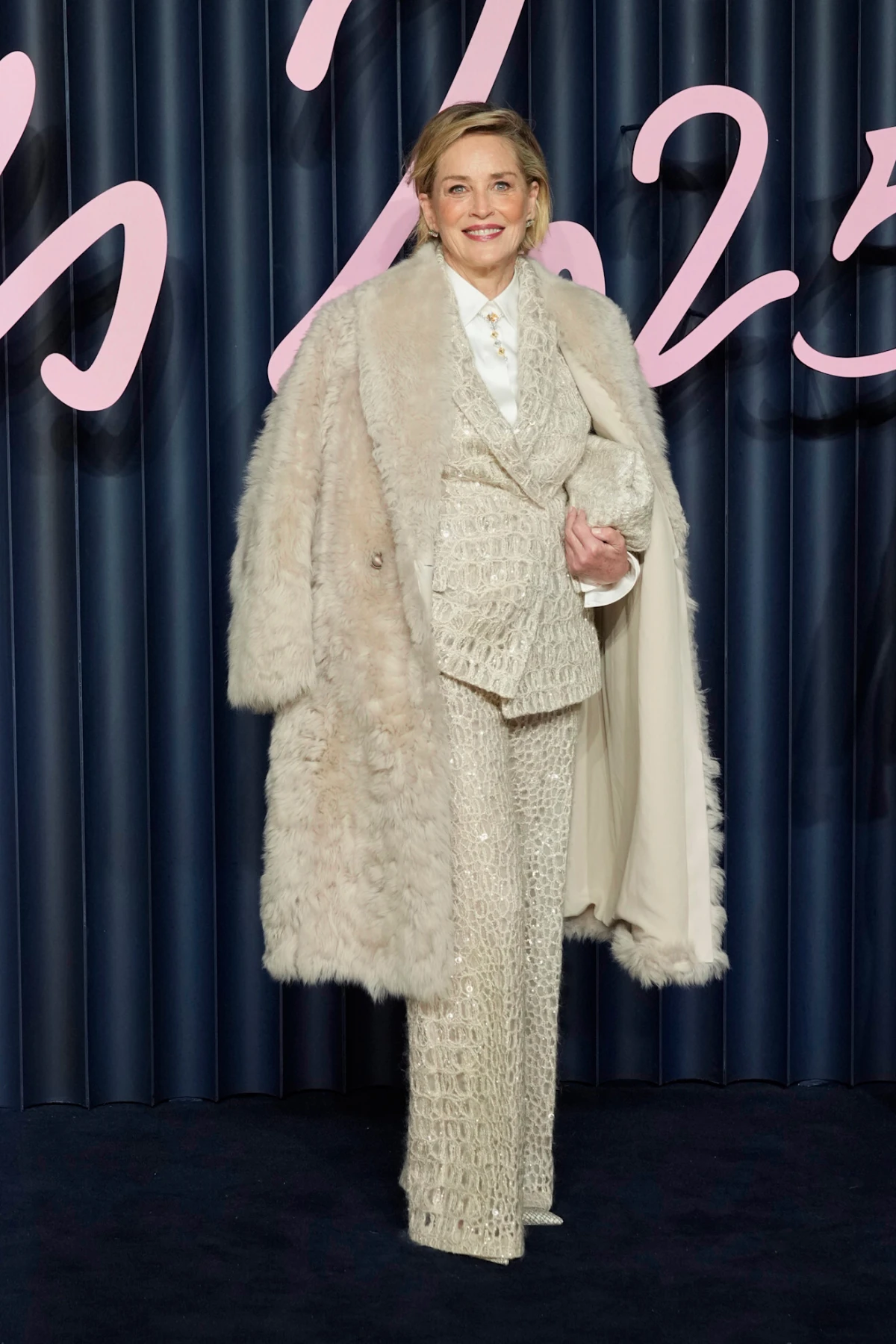 Sharon Stone nam je dokazala da je bijelo odijelo savršen izbor za svečana događanja