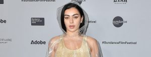 Look dana: Charli XCX u prozirnoj kabanici s romantičnim detaljima čipke