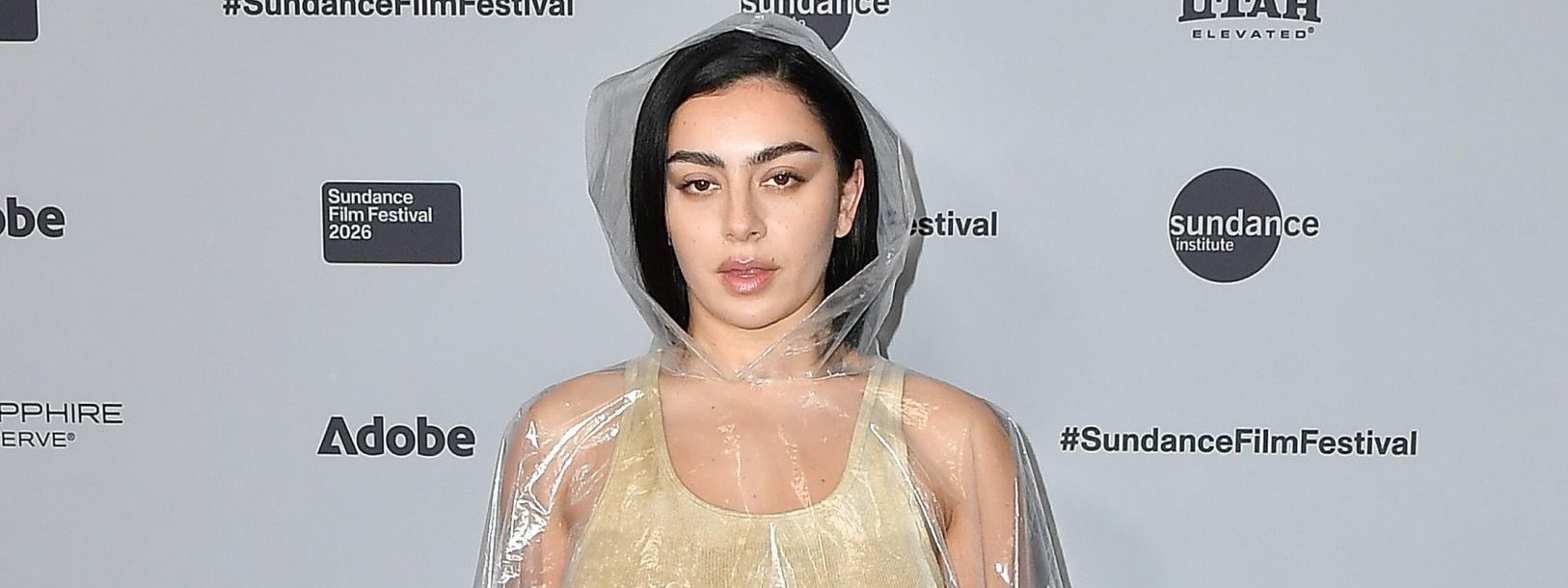 Look dana: Charli XCX u prozirnoj kabanici s romantičnim detaljima čipke