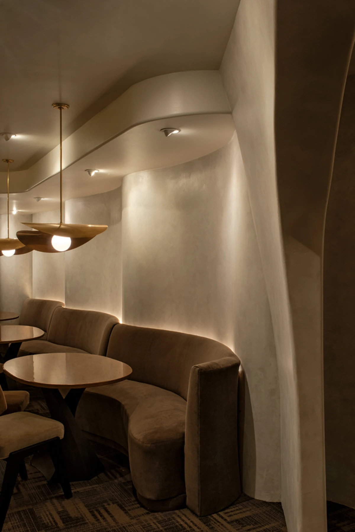 Od ovogodišnje Pantoneove boje Mocha Mousse se opraštamo ovim divnim interijerom poznatog restorana