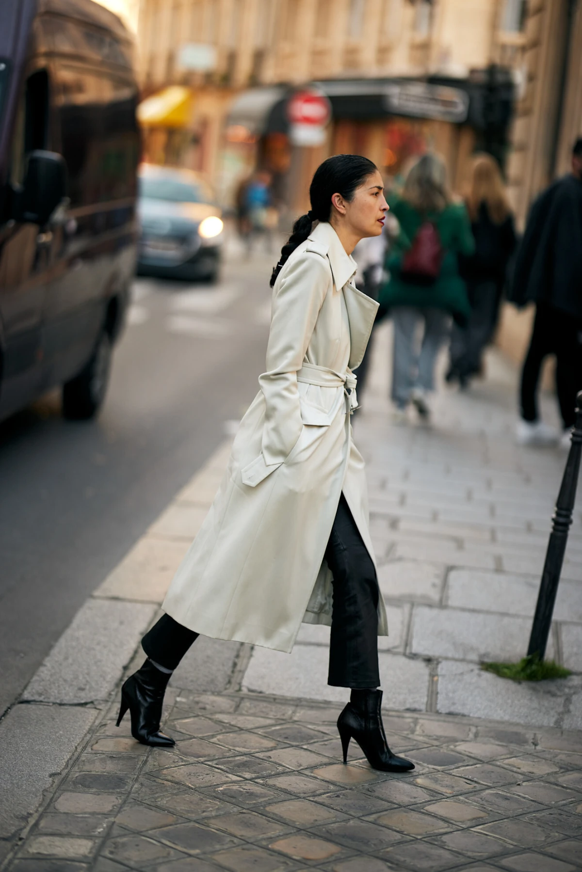 Pronašli smo 12 modela crnih gležnjača s visokom petom do 50 eura