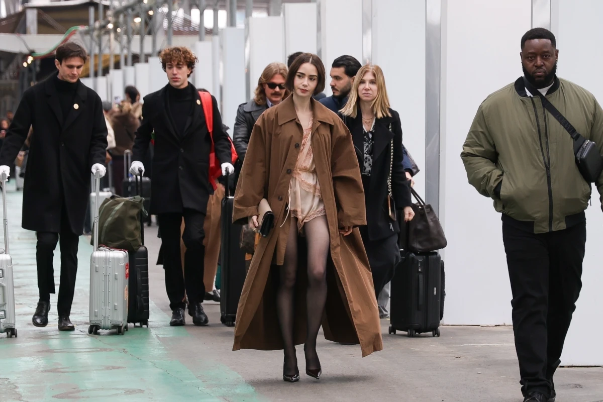 Nošenje pidžame tijekom sezone zabava odobrava i Emily u Parizu