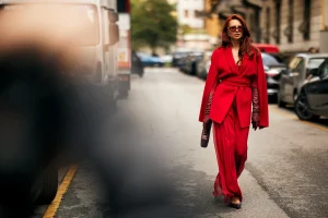 Crveni blejzeri su komad koji svaku kombinaciju podižu u trenu, a idealni su za blagdane