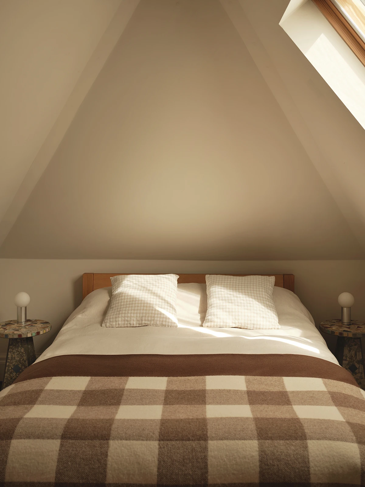 Zavirili smo u stan poznatog britanskog kreativca čije su nas božićne dekoracije oduševile