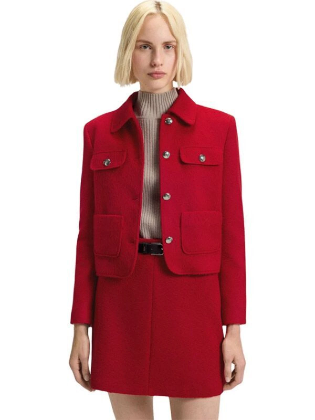 8 komada u crvenoj boji koje kupujemo na sniženju, a nosimo na Novu godinu