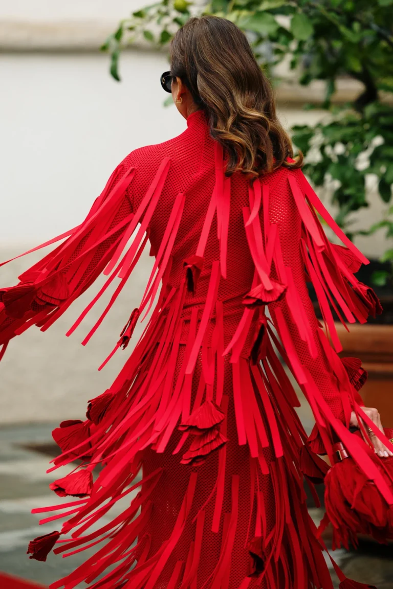 8 komada u crvenoj boji koje kupujemo na sniženju, a nosimo na Novu godinu