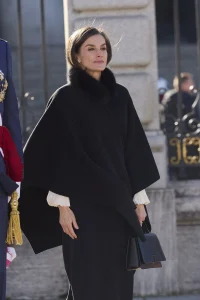 Kraljica Letizia u jednom od najelegantnijih outfita do sada nas je podsjetila zašto volimo pelerine