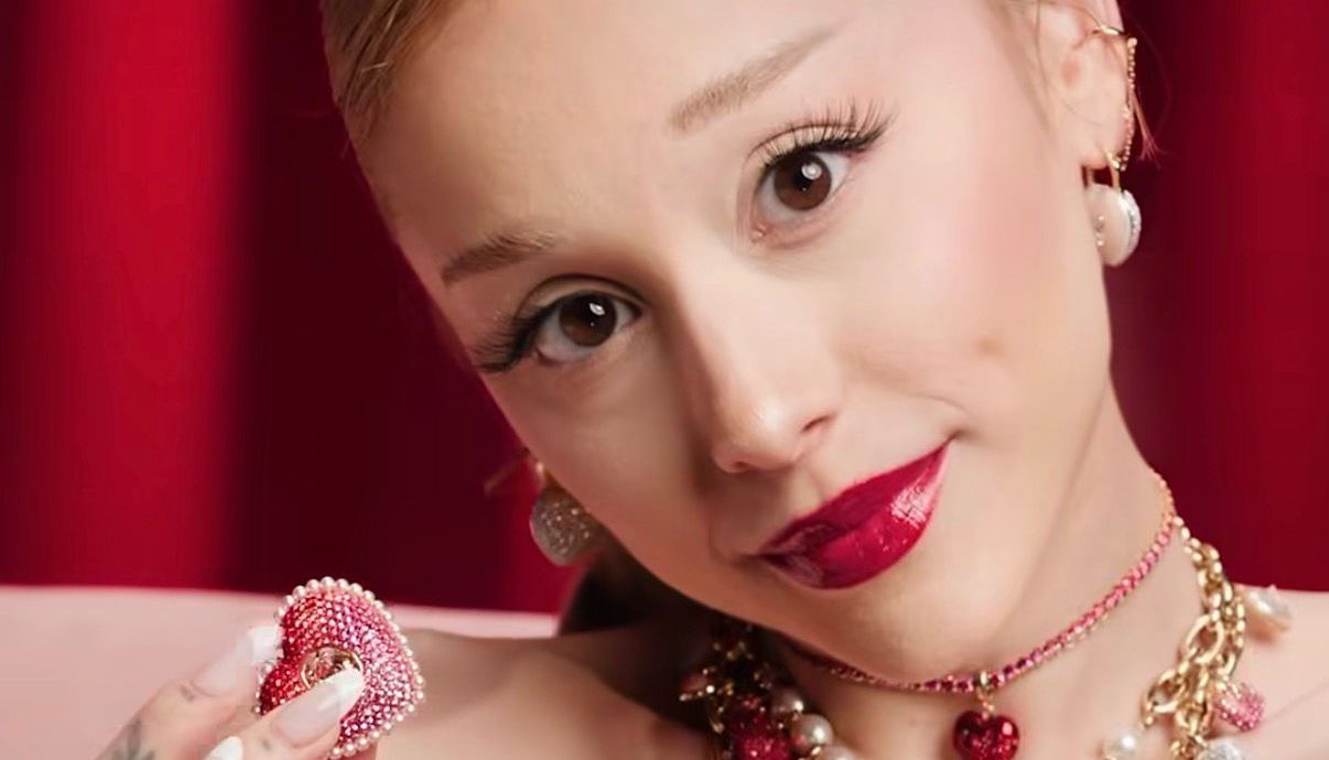Ariana Grande lice je nove Swarovski kampanje za Valentinovo 2026.