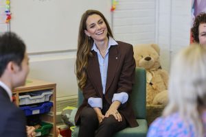 Ovu boju košulje obožavaju Kate Middleton i Meghan Markle, i to s razlogom