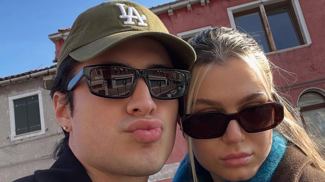 Hudson Williams stao na kraj nagađanjima: Na Instagramu objavio dugogodišnju djevojku